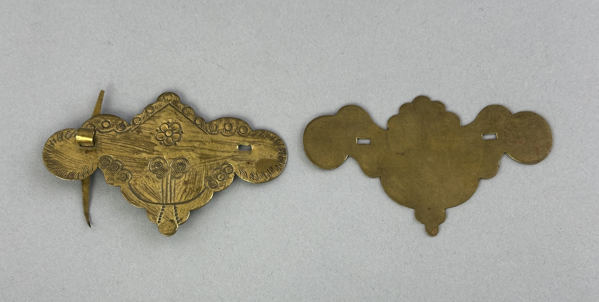 Handtagsbeslag av mässing. Modellerna saknar handtag. Modell a är dekorerad med punsat mönster.