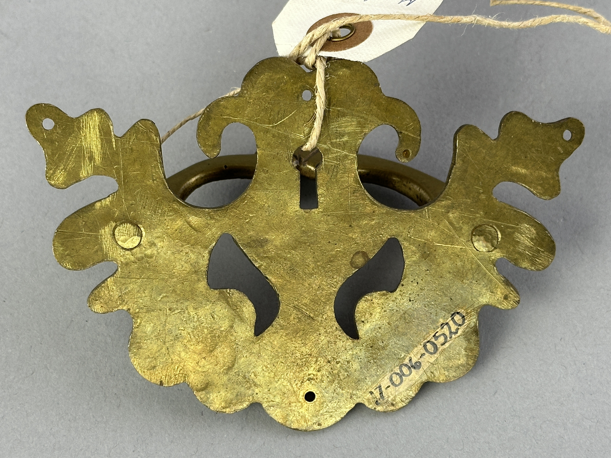 Nyckelhålsbeslag med handtag av mässing till byrå.