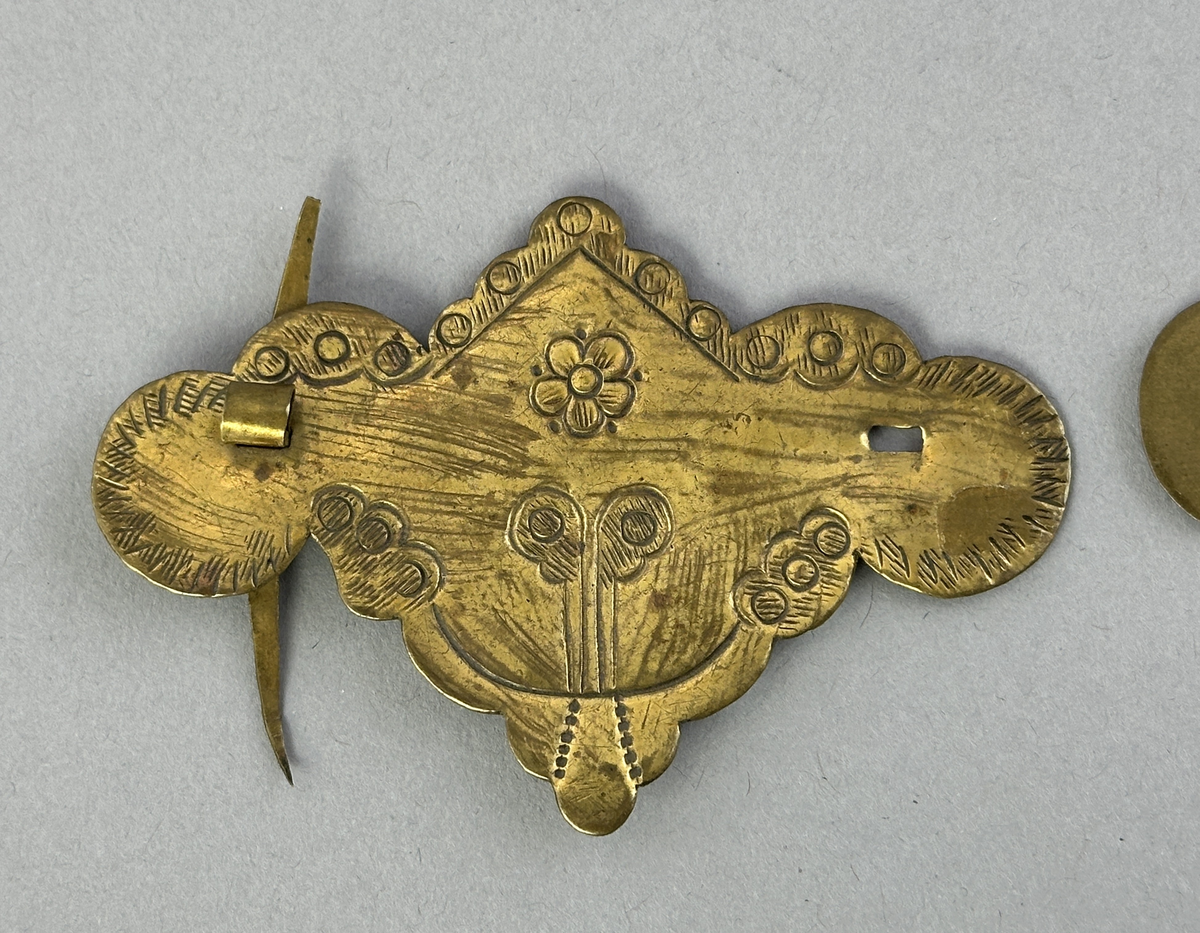 Handtagsbeslag av mässing. Modellerna saknar handtag. Modell a är dekorerad med punsat mönster.