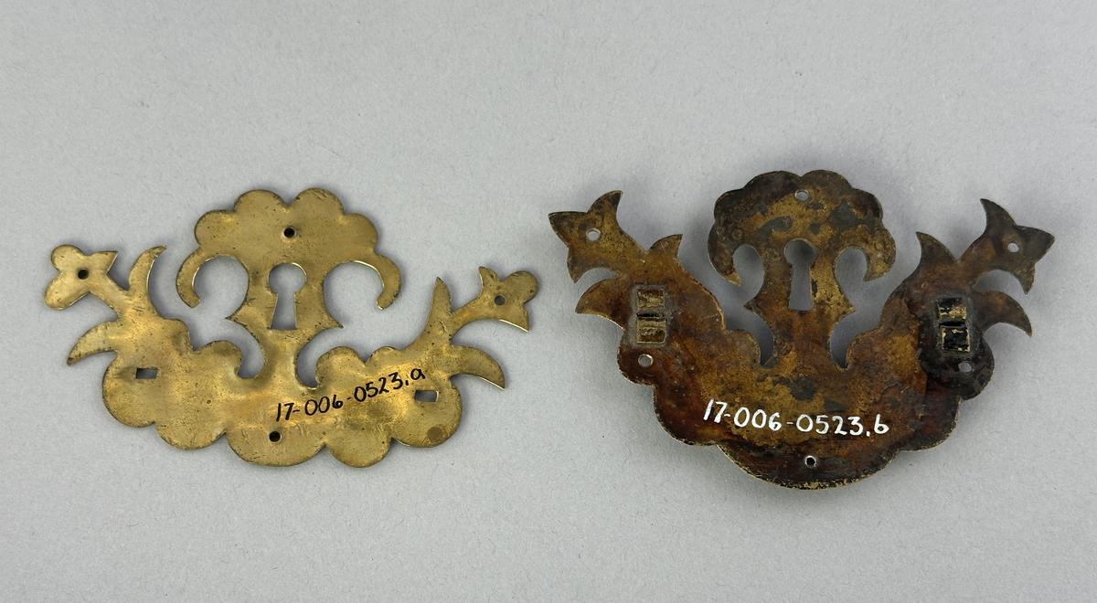 Nyckelhålsbeslag av mässing. Modell a saknar handtag. Modell b är ytbehandlad i mörkt.