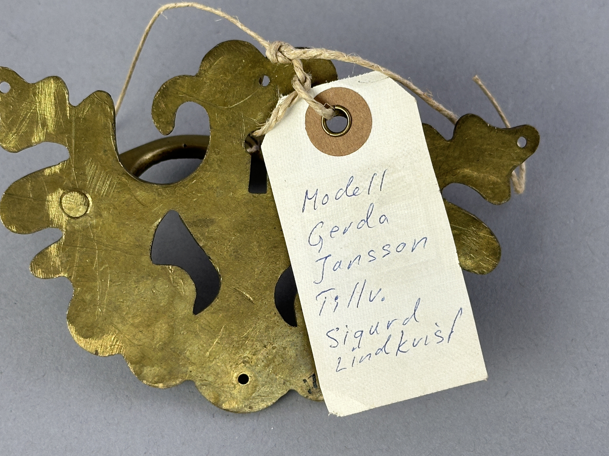 Nyckelhålsbeslag med handtag av mässing till byrå.