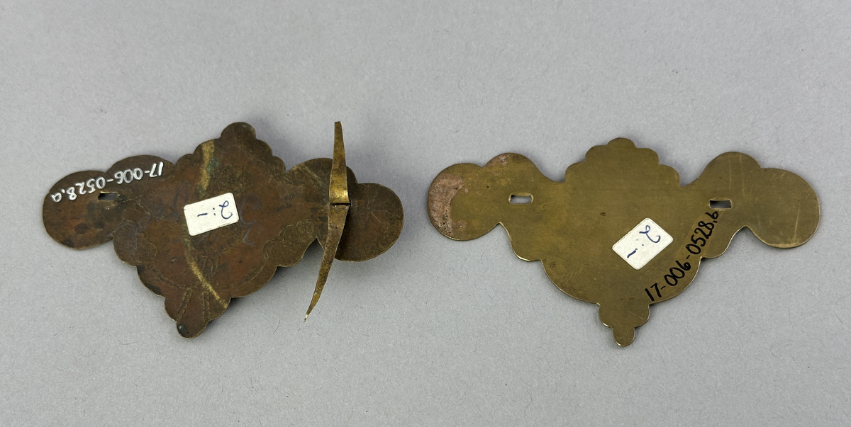 Handtagsbeslag av mässing. Modellerna saknar handtag. Modell a är dekorerad med punsat mönster.