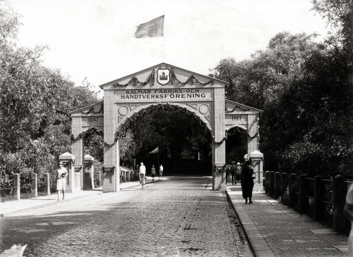 Triumfbåge byggd på Tullbron till Kalmar fabriks och hantverksförenings jubileum 1847-1927.