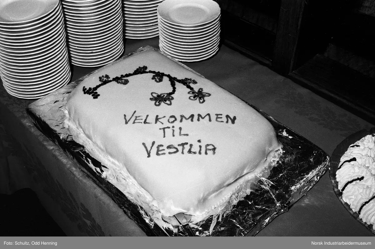 Pensjonisttur til Vestlia Høyfjellshotell på Geilo. Marsipankake hvor det står skrevet "velkommen til Vestlia".