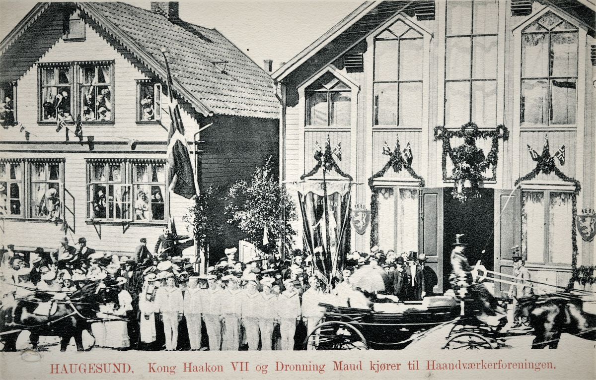 Kongebesøk i Haugesund 1906. En hestevogn med kong Haakon VII og dronning Maud stopper foran Håndverkerforeningens lokaler.
