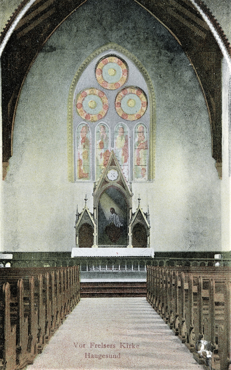 Postkort av interiøret i Vår Frelseres Kirke. Vi ser midtgangen frem mot alteret og glassvinduet.