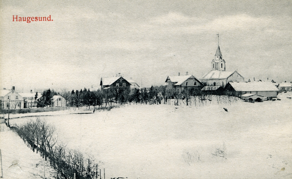 Utsikt mot Hauge og Skåre kirke fra sørøst. I forgrunnen er Lothemarka.