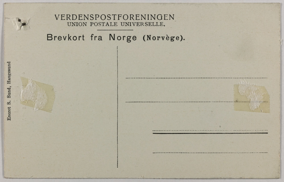 Postkort av interiøret i Vår Frelseres Kirke. Vi ser midtgangen frem mot alteret og glassvinduet.