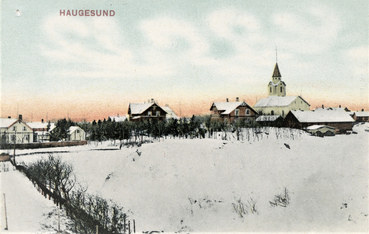 Utsikt mot Hauge og Skåre kirke fra sørøst. I forgrunnen er Lothemarka.