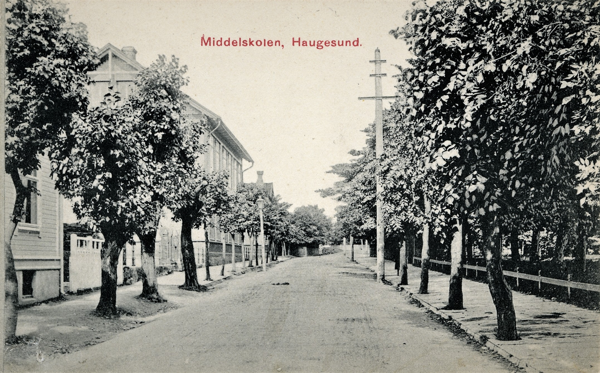 Haraldsgata sett mot nord. Til høyre er Byparken og til venstre er middelskolen i Haugesund, i Haraldsgata 226. Helt til venstre er litt av Haraldsgata 224.