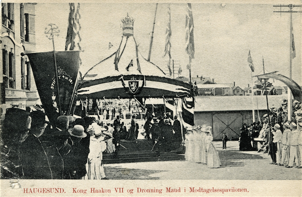 Kongebesøk i Haugesund. Kong Haakon VII og dronning Maud tas imot i en paviliong på Indre kai.