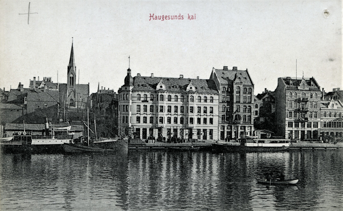 Indre kai i Haugesund, med de store murhusene Smedasundet 93, 92 og 90. Passasjerskipet "Vidar" og et annet dampskip ligger til kai.