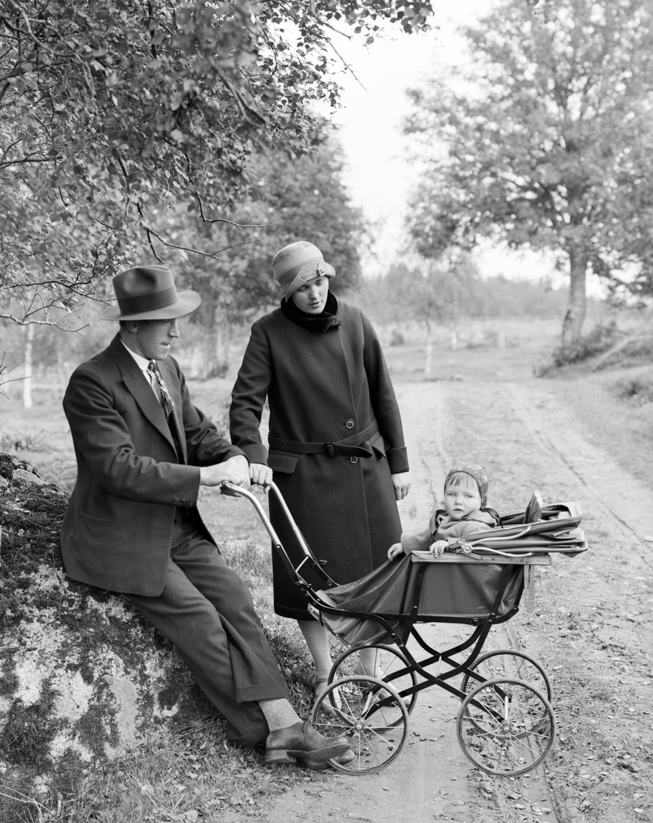David och Märta Hultgren visar upp sitt förstfödda barn Siv för fotografen. Född sommaren 1928 torde mötet timat året därpå och sannolikt nära familjens hem i Bona, Svinhult.