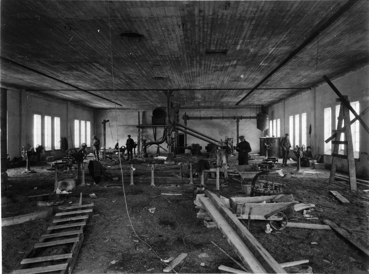 Byggherre: Byggnadsaktiebolaget Contractor, Stockholm. Sulfatfabrik i Dynäs i Ådalen för Sandvikens Cellulosa AB. Entreprenaden innefattade fabriksbyggnader, pir och massamagasin. Monteringsrum?
