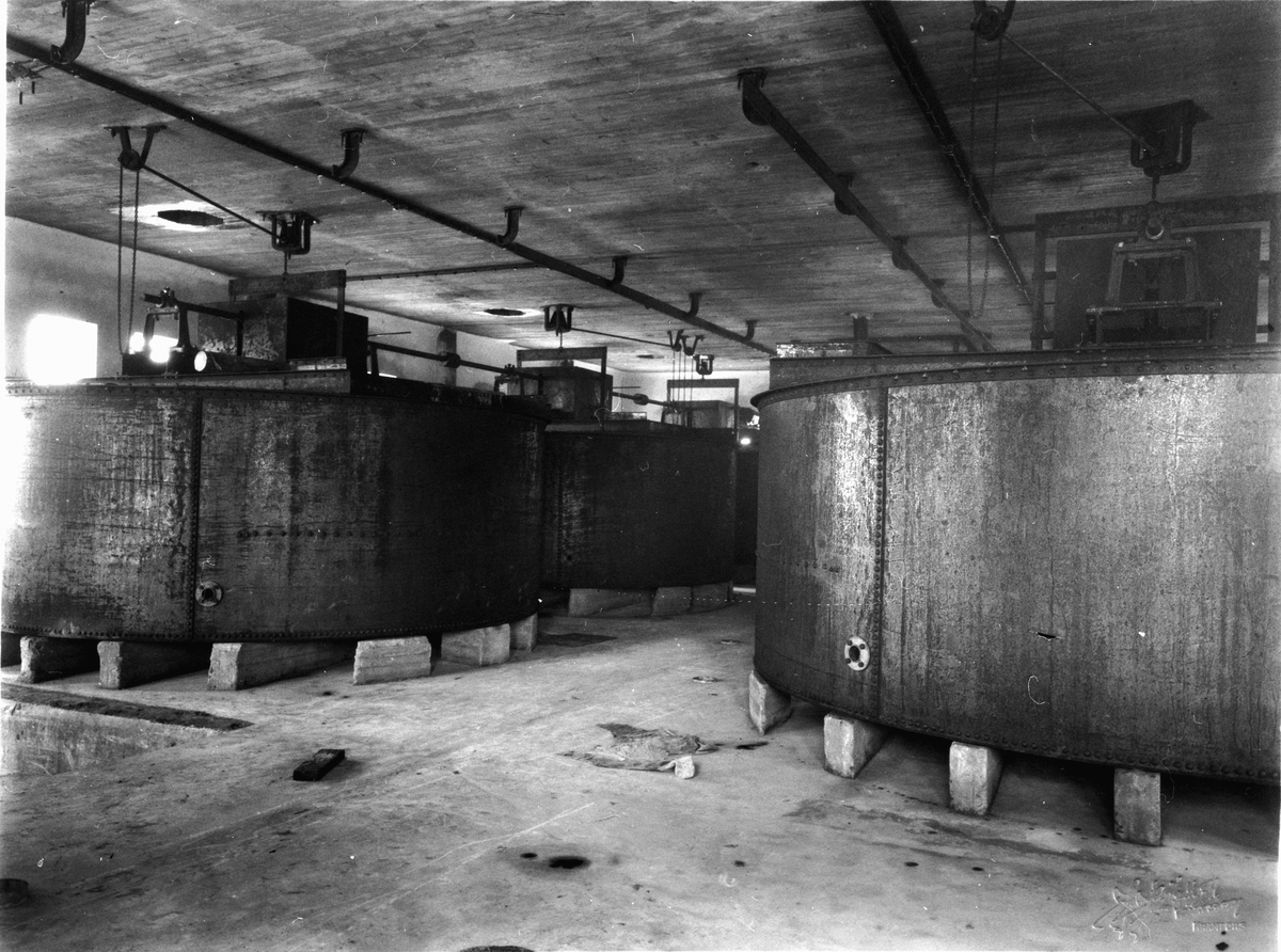 Byggherre: Byggnadsaktiebolaget Contractor, Stockholm. Sulfatfabrik i Dynäs i Ådalen för Sandvikens Cellulosa AB. Entreprenaden innefattade fabriksbyggnader, pir och massamagasin. Stora kar?