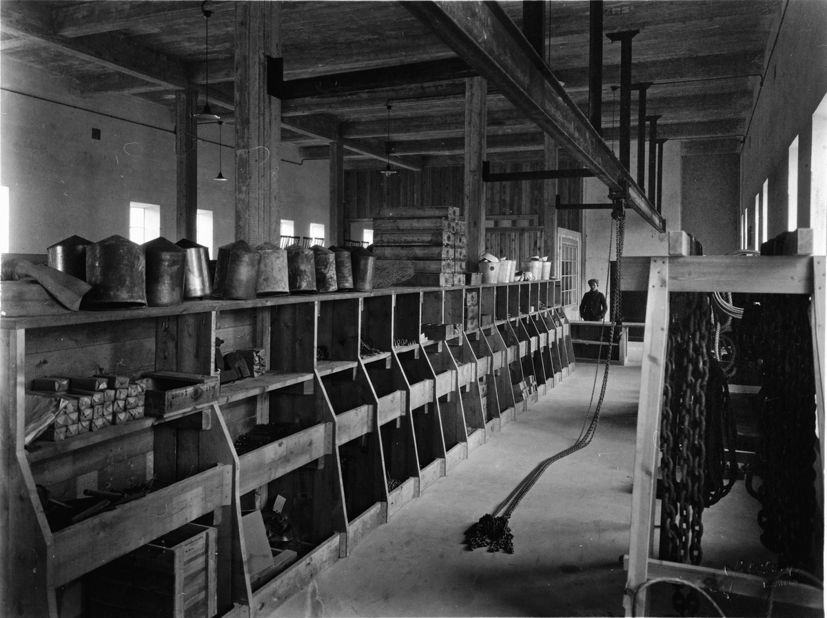 Byggherre: Byggnadsaktiebolaget Contractor, Stockholm. Sulfatfabrik i Dynäs i Ådalen för Sandvikens Cellulosa AB. Entreprenaden innefattade fabriksbyggnader, pir och massamagasin. Reservdelslager.