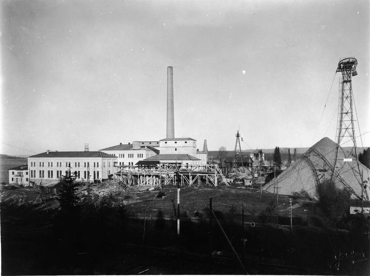 Byggherre: Byggnadsaktiebolaget Contractor, Stockholm. Sulfatfabrik i Dynäs i Ådalen för Sandvikens Cellulosa AB. Entreprenaden innefattade fabriksbyggnader, pir och massamagasin.