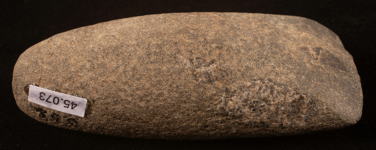 Trindyxa i grönsten, prickhuggen med slipad egg. Skadad nacke. Skadad egg. Äldre märkning O.52