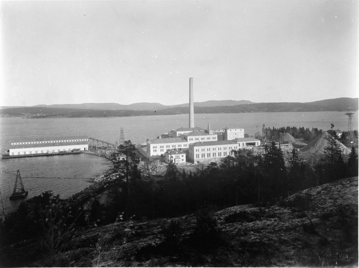Byggherre: Byggnadsaktiebolaget Contractor, Stockholm. Sulfatfabrik i Dynäs i Ådalen för Sandvikens Cellulosa AB. Entreprenaden innefattade fabriksbyggnader, pir och massamagasin.