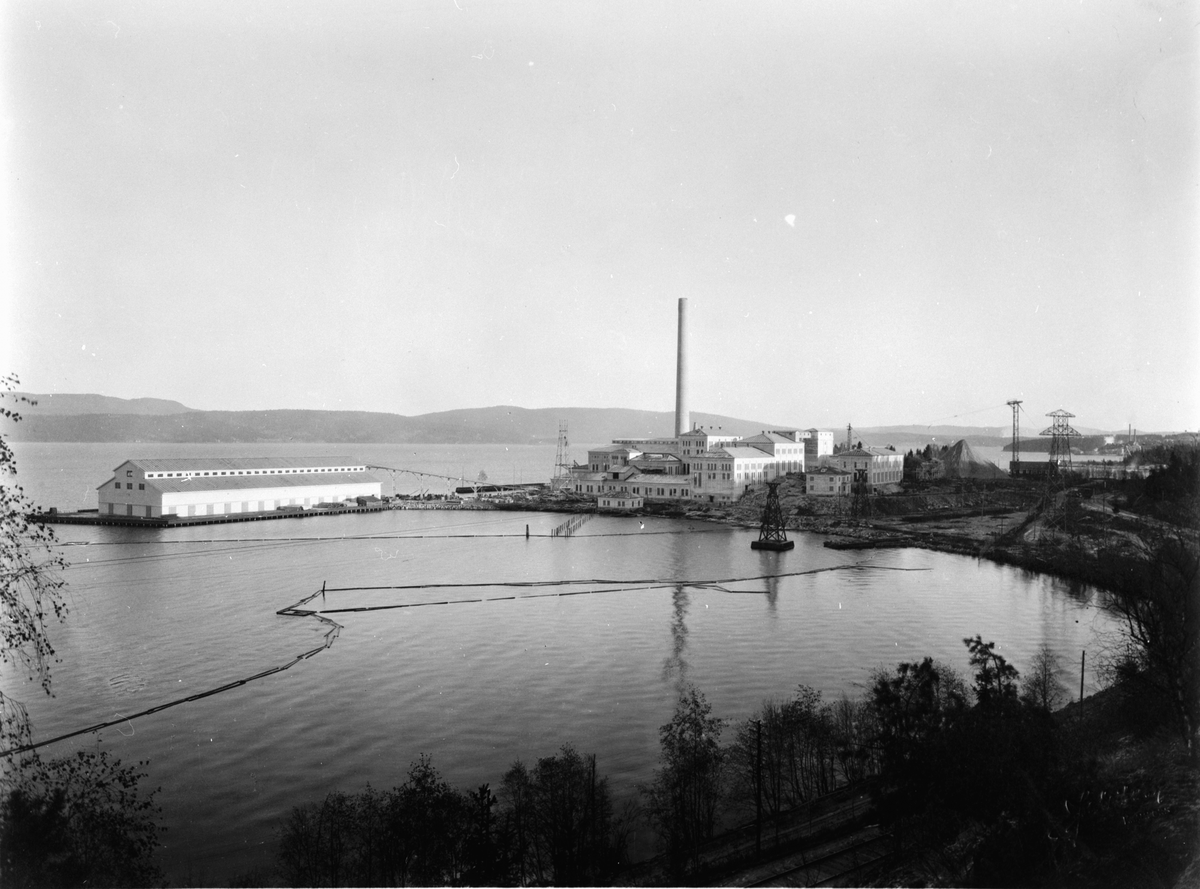 Byggherre: Byggnadsaktiebolaget Contractor, Stockholm. Sulfatfabrik i Dynäs i Ådalen för Sandvikens Cellulosa AB. Entreprenaden innefattade fabriksbyggnader, pir och massamagasin.