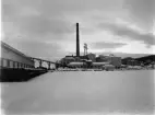 Byggherre: Byggnadsaktiebolaget Contractor, Stockholm. Sulfatfabrik i Dynäs i Ådalen för Sandvikens Cellulosa AB. Entreprenaden innefattade fabriksbyggnader, pir och massamagasin. Vinterbild.