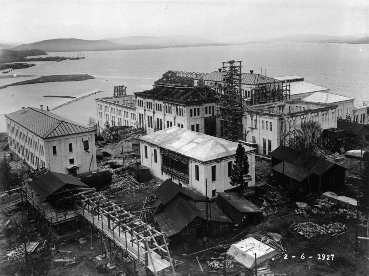 Byggherre: Byggnadsaktiebolaget Contractor, Stockholm. Sulfatfabrik i Dynäs i Ådalen för Sandvikens Cellulosa AB. Entreprenaden innefattade fabriksbyggnader, pir och massamagasin.