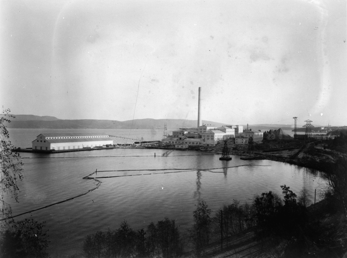 Byggherre: Byggnadsaktiebolaget Contractor, Stockholm. Sulfatfabrik i Dynäs i Ådalen för Sandvikens Cellulosa AB. Entreprenaden innefattade fabriksbyggnader, pir och massamagasin.
