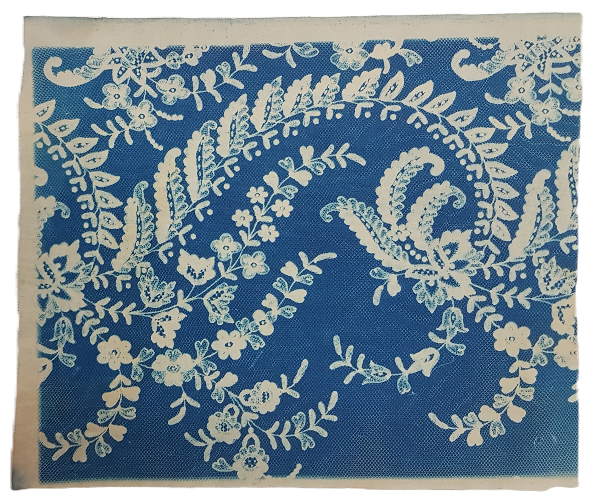 Mapp innehållande många små och stora skisser för spets, de minsta ca 12X12 cm och de större ca 70X100 cm. 
De blå skisserna troligen utförda i tekniken cyanotype, övriga i blyerts eller tusch.