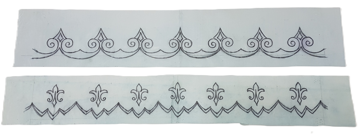 Mapp innehållande många små och stora skisser för spets, de minsta ca 12X12 cm och de större ca 70X100 cm. 
De blå skisserna troligen utförda i tekniken cyanotype, övriga i blyerts eller tusch.