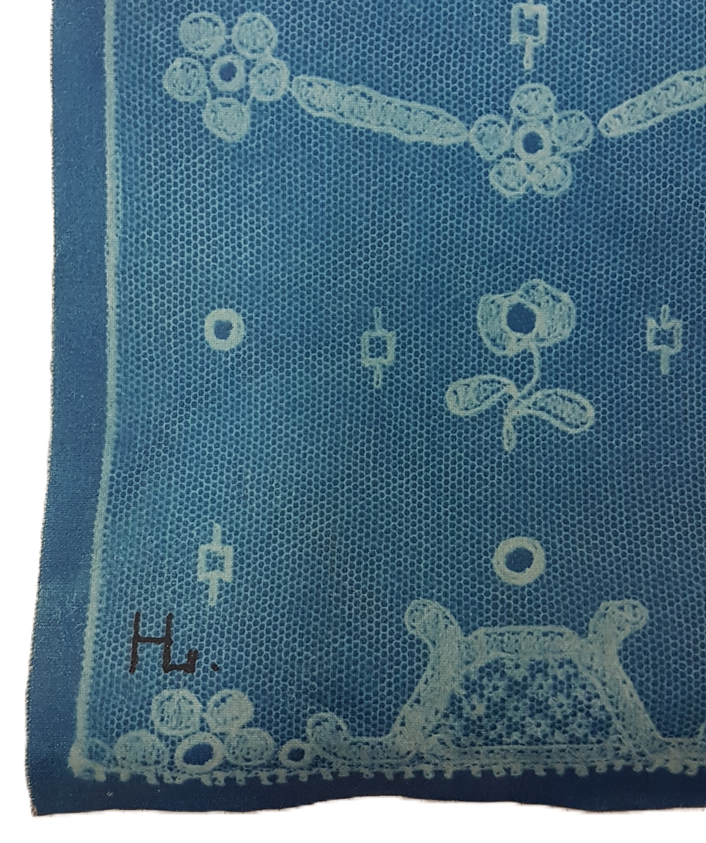 Mapp innehållande många små och stora skisser för spets, de minsta ca 12X12 cm och de större ca 70X100 cm. 
De blå skisserna troligen utförda i tekniken cyanotype, övriga i blyerts eller tusch.