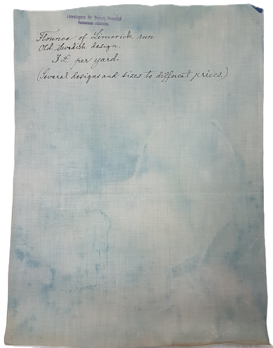 Mapp innehållande många små och stora skisser för spets, de minsta ca 12X12 cm och de större ca 70X100 cm. 
De blå skisserna troligen utförda i tekniken cyanotype, övriga i blyerts eller tusch.