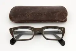 Briller i etui