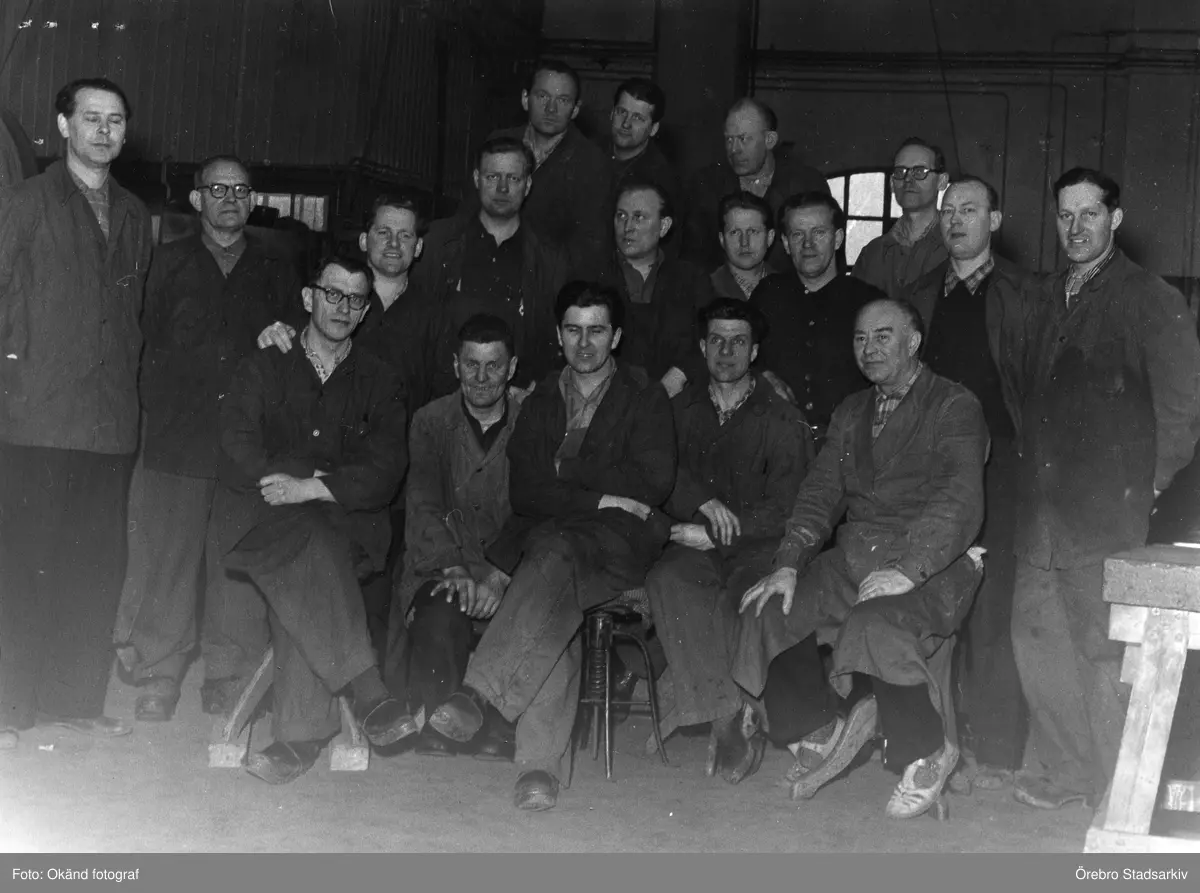 CV bleckslagarverkstaden avd 11

Bakre raden från vänster: Åke Larsson,  S Forslund, Göte Larsson, Thorsell, Strid. Mellersta raden från vänster: Eisengarten, R Gustavsson, L Nilsson, Mynsing, Stenberg, Pontus Johansson, G Karlsson, Sixten Eriksson, Tengblad. Längst bak: Lindskog, Kniv-Ivar, övriga okända