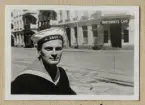 Porträtt av en sjöman från pansarskeppet Äran som är på permission i staden. Bilden är tagen framför en nykterhets café.