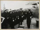 Bilden visar chefen för marinen Helge Strömbäck som går förbi hög sjöofficerare som har tagit uppställning ombord på pansarskepp Sverige.