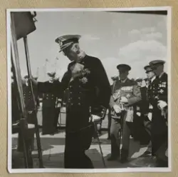 H.M. Konungen på väg till kajutan.