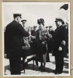 H.K.H. Kronprinsen samtalar med kommendör Samuelsson.