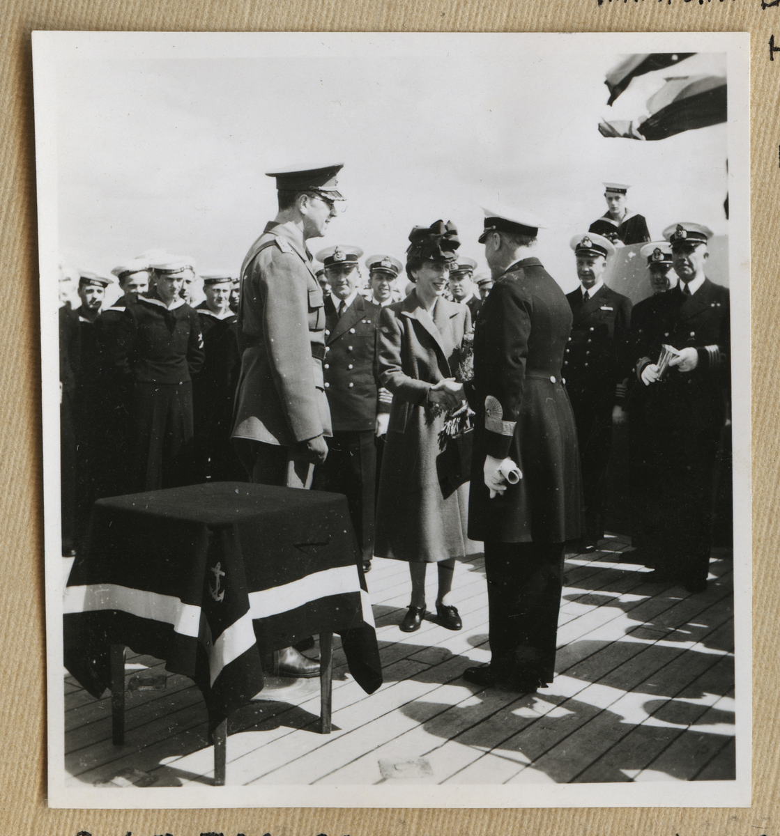 Bilden visar en amiral som skakar hand med kronprinsessan ombord på pansarskepp Sverige.