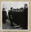 Bilden visar Yngve Ekstrand som inspekterar manskapet ombord på pansarskepp Sverige.