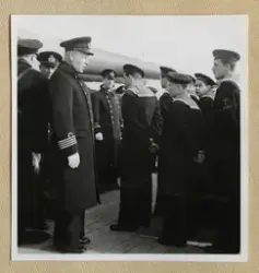 F.C. Hammargren hälsar besättningen.