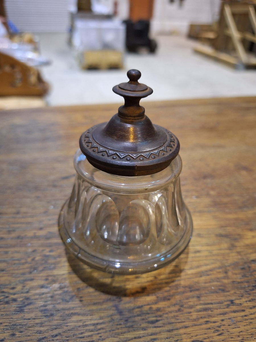 Lock till bläckhorn, bläckglas. Till skrivställ av järn (del A). 
a) ställ av järn
b-c) bläckglas med lock
d) stålpenna med träskaft, guldlackat
e) del av bläckglas
f) elfenbetsbit
