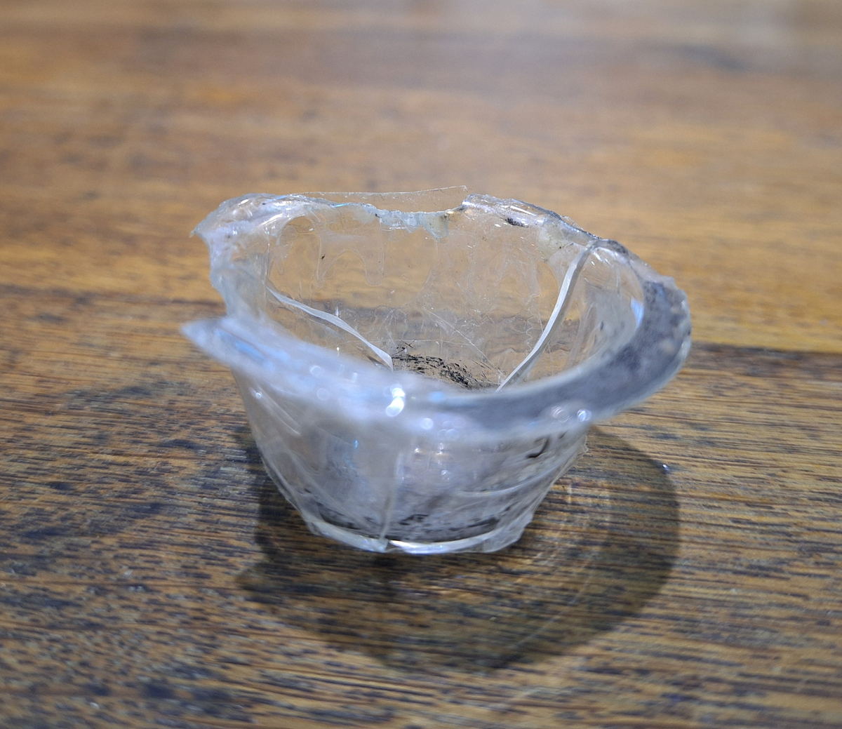 Bläckhorn, fragment. Till skrivställ av järn (del A). 
a) ställ av järn
b-c) bläckglas med lock
d) stålpenna med träskaft, guldlackat
e) del av bläckglas
f) elfenbetsbit