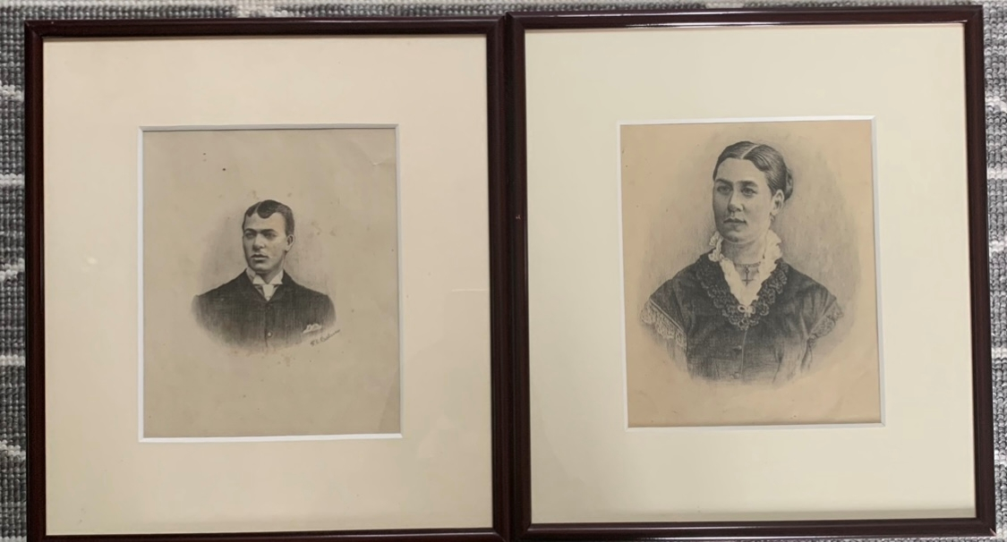 Porträtt i blyerts utförd av Frans Oscar Carlsson föreställande hans fru Albertina Carlsson. Okänt årtal.
Smal mörkbrun träram.