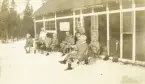 Officersövning i Storlien, Jämtland, 1919. 
Paus i solskenet utanför en bod.