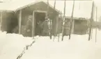 Officersövning i Storlien, Jämtland, 1919. 
Rast vid stuga. Skidor på parad.