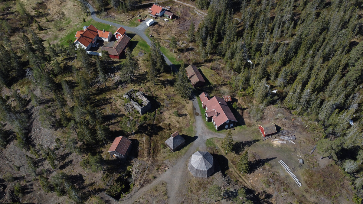 Laftet bygning i to etasjer med kjeller. Tegl på taket.