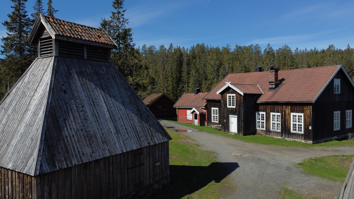 Et Kahus er en overbygning over en sjakt. Reisverk med bordtak. Rekonstruert i 1971