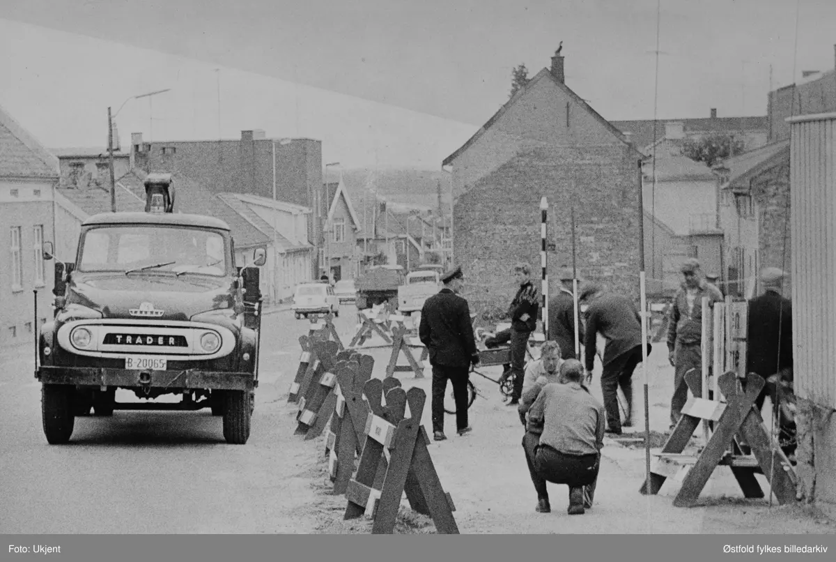 Opparbeiding av krysset Olav Harraldssonsgate - Glengsgata, Sarpsborg i 1968.
Lastebil: Ford Thames Trader 1962-165 modell. Bilkjennetegn: B-20065.