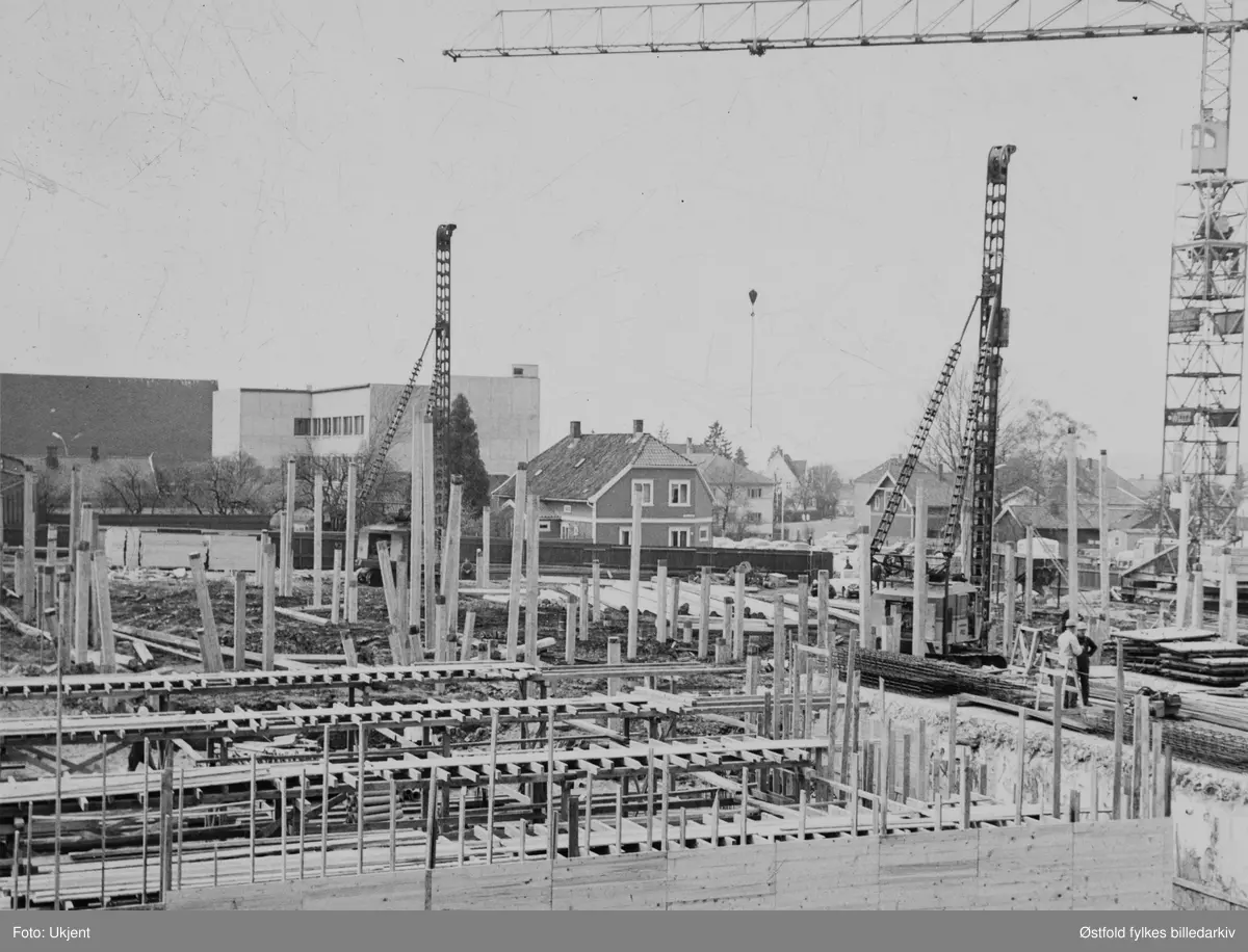 Grunnarbeider under bygging av Fram-Brage-gården ("Sagahuset") ved torvet,  Sarpsborg 1968.