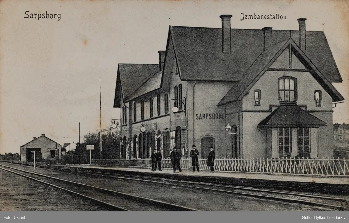 Sarpsborg jernbanestasjonen 1906. Postkort.